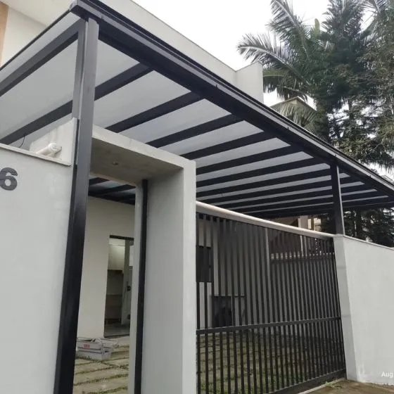 Pergolado Fixo de Ferro em Cerquilho SP — Cobertura em pátio de comércio com mesas externas