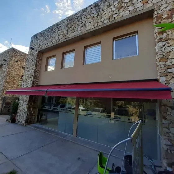 Toldo Articulado em Cerquilho SP — Instalação em fachada comercial
