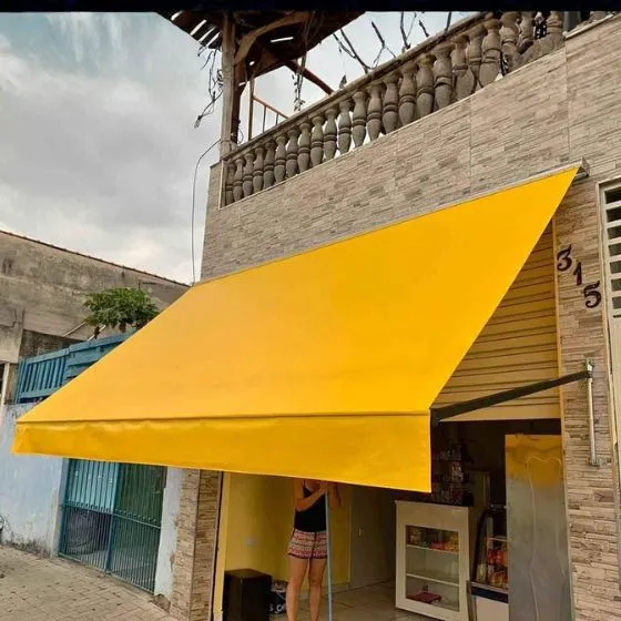 Toldo Cortina com Braços Laterais em Cerquilho SP — Instalação em fachada comercial