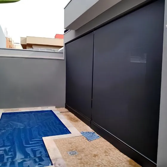 Toldo Cortina de Tela Screen em Parque das Árvores I, Cerquilho SP — Instalação em fachada comercial