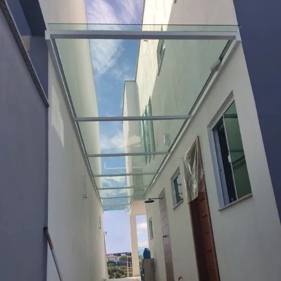 Toldo Fixo Policarbonato Compacto em Cerquilho SP — Instalação em fachada comercial